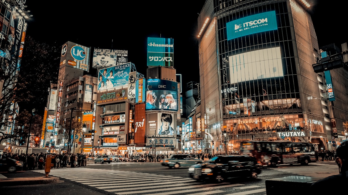 INTLOOP、デジタルマーケ支援のアンダーワークスを完全子会社化