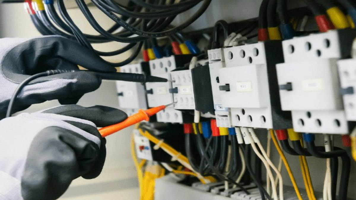 ベイシス、高圧受電設備保安の日本電気安全協会を完全子会社化